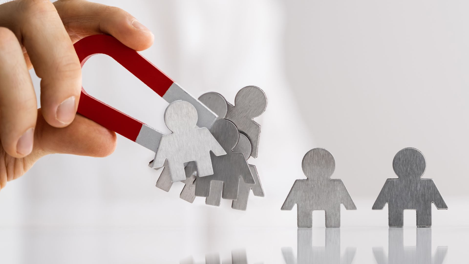 Descubra como a clareza nas informações pode reduzir faltas e desistências em serviços e educação